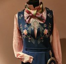 Rosa silkeskjorte, design Tones Bunadstue thumbnail