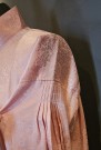 Rosa silkeskjorte, design Tones Bunadstue, arm detalj thumbnail