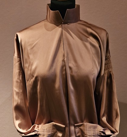 Silkeskjorte brun, design Tones Bunadstue
