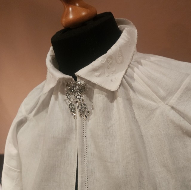 Bunadskjorte Ringerike. Håndbrodert lin med nydelige detaljer