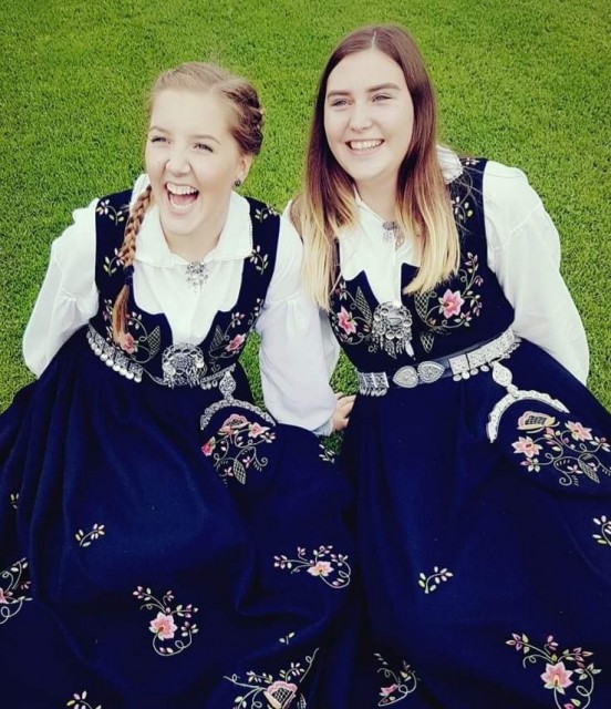Lundeby bunad Malin og Sunniva