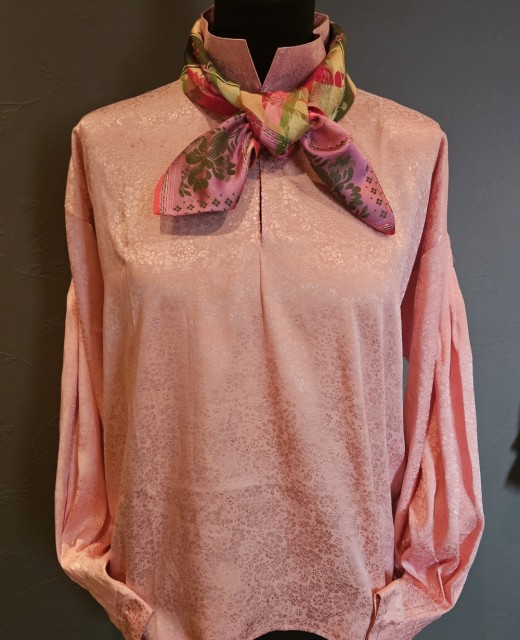 Rosa silkeskjorte, design Tones Bunadstue, med detalj