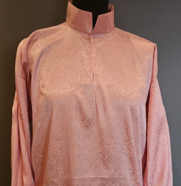 Bunadkjorte rosa, design Tones Bunadstue, med detalj i super deilig silke