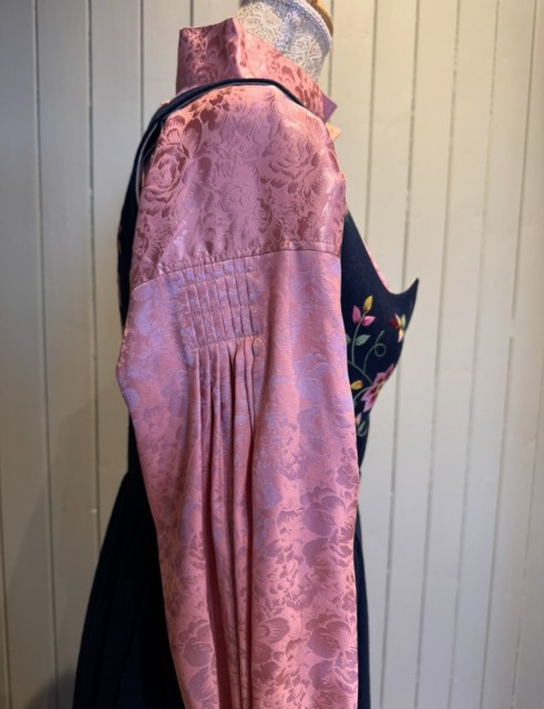 Rosa silkeskjorte, design Tones Bunadstue