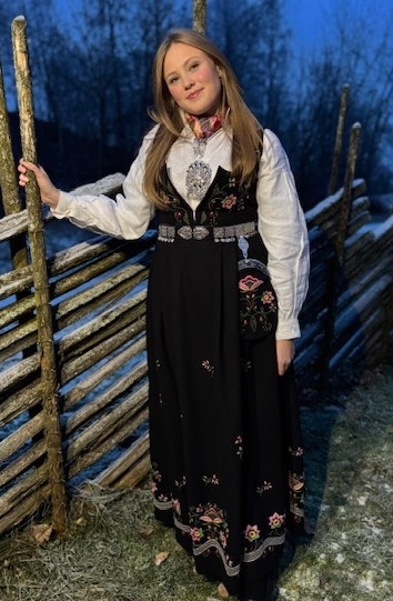Mari i nydelig Lundeby bunad