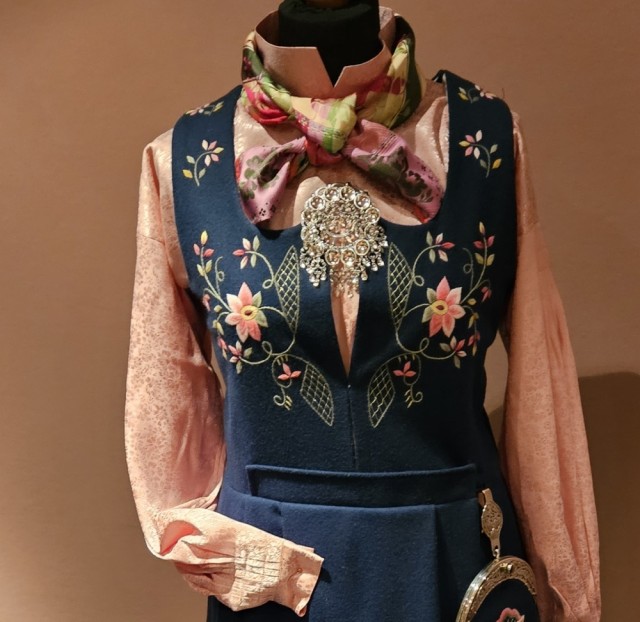 Rosa silkeskjorte, design Tones Bunadstue
