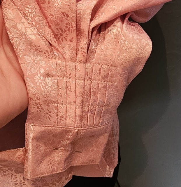 Rosa silkeskjorte, design Tones Bunadstue, detalj mansjett