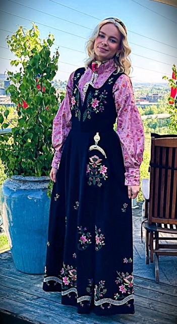 Den rosa silkeskjorta fra Tyrihans er kjempe lekker inni Lundeby Bunaden, Piz sion rosa