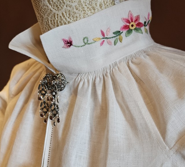 Bunadbluse Lundeby med farget broderi