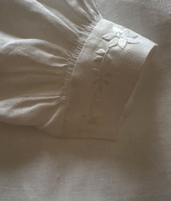 Bunadskjorte til Lundeby bunaden med brodert krage og mansjetter