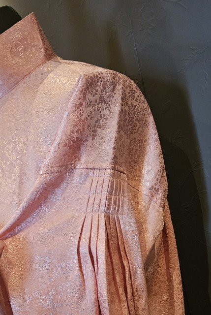Rosa silkeskjorte, design Tones Bunadstue, arm detalj